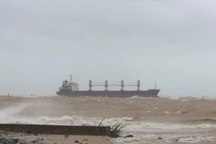 Tàu chở hàng nước ngoài mắc cạn, 20 thuyền viên qua đêm trên tàu