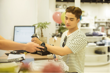 Nhẹ gánh lo toan khi mua sắm cùng thanh toán di động