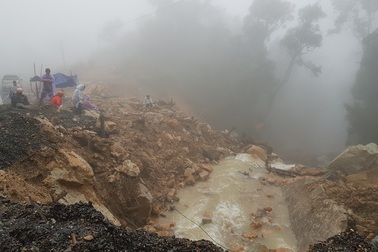 Vụ đôi nam nữ bị "hất" xuống vực sâu: Nỗ lực tìm kiếm nam thanh niên