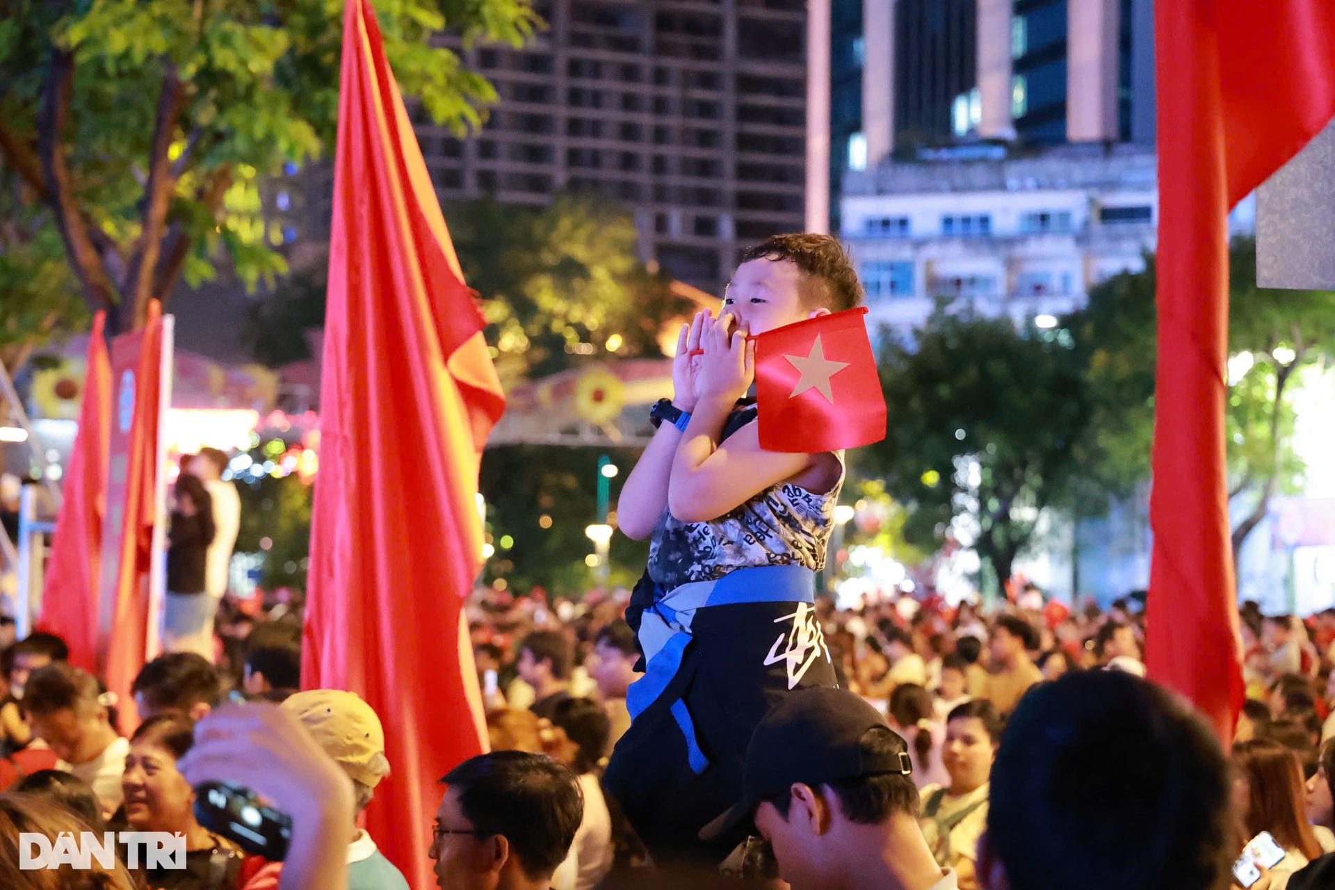 Pháo hoa nghệ thuật trên bầu trời TPHCM trước ngày đại lễ 30/4 - 10 Pháo hoa nghệ thuật trên bầu trời TPHCM trước ngày đại lễ 30/4 - 10