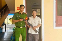 Người đàn ông đi làm đồng bất ngờ nhặt được khẩu súng AK-47