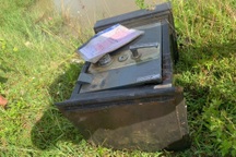 Cặp đôi trộm két sắt, bê ra cánh đồng phá lấy 7 chỉ vàng và 50 triệu đồng