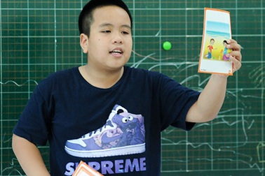 "Thần đồng" Đỗ Nhật Nam làm thầy giáo dạy tiếng Anh cho trẻ em