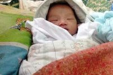 Bé trai sơ sinh bị bỏ rơi bên vệ đường