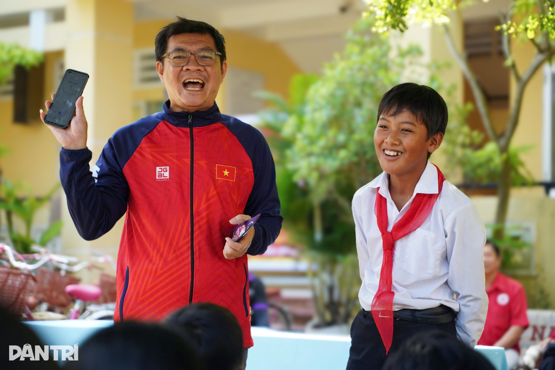 Người đàn ông giữ kỷ lục hơn 20 năm làm thiện nguyện - 11 Người đàn ông giữ kỷ lục hơn 20 năm làm thiện nguyện - 11