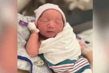 Hy hữu: Nữ tiếp viên hàng không đỡ đẻ trong nhà vệ sinh trên máy bay