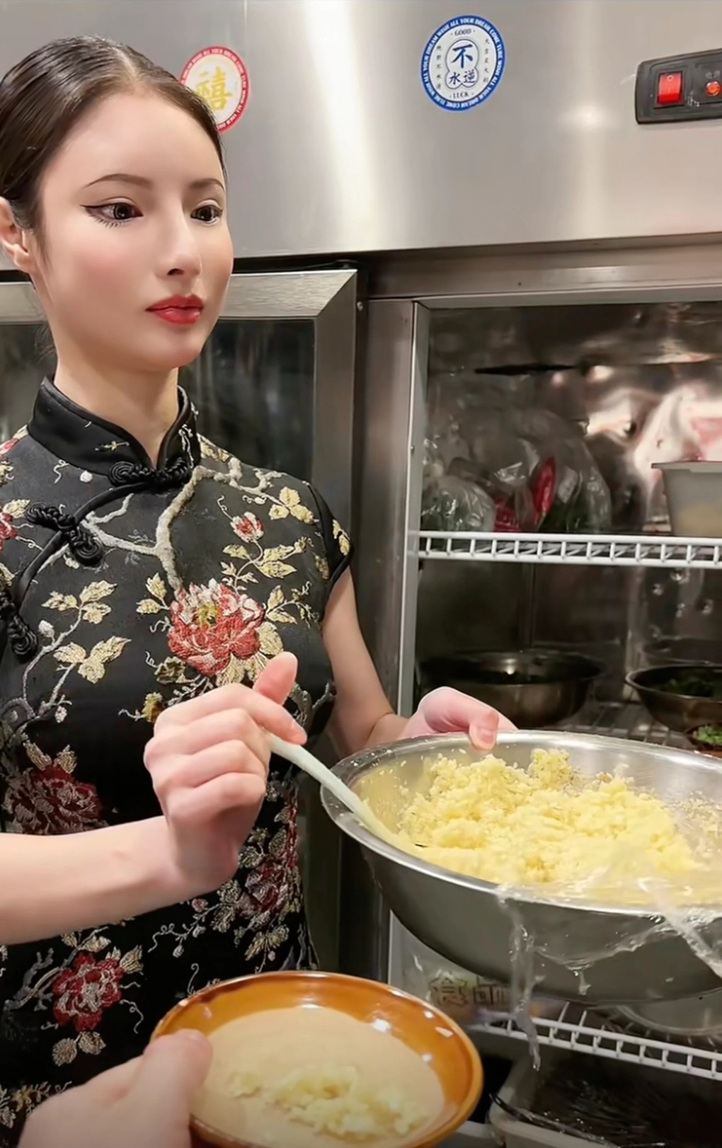 Chủ nhà hàng bị khách nhầm là robot nhờ cách phục vụ độc lạ - 2 Chủ nhà hàng bị khách nhầm là robot nhờ cách phục vụ độc lạ - 2