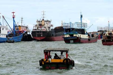 Mỹ bắt tàu Trung Quốc bị nghi đánh bắt trái phép