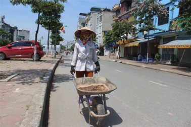 Hà Nội: Nắng nóng “vắt kiệt” sức người lao động ngoài trời