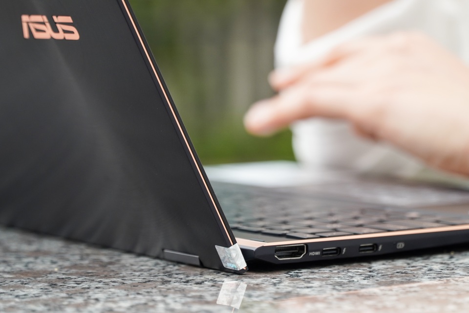 Cận cảnh Zenbook Flip S: màn hình cảm ứng, xoay gập 360 độ - 5 Cận cảnh Zenbook Flip S: màn hình cảm ứng, xoay gập 360 độ - 5