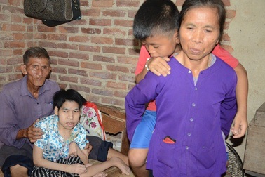 Mẹ già khóc lặng trước cảnh con tật nguyền, cháu bị hội chứng thận hư