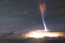 Bí ẩn tia sét khổng lồ "bắn ngược" lên những đám mây