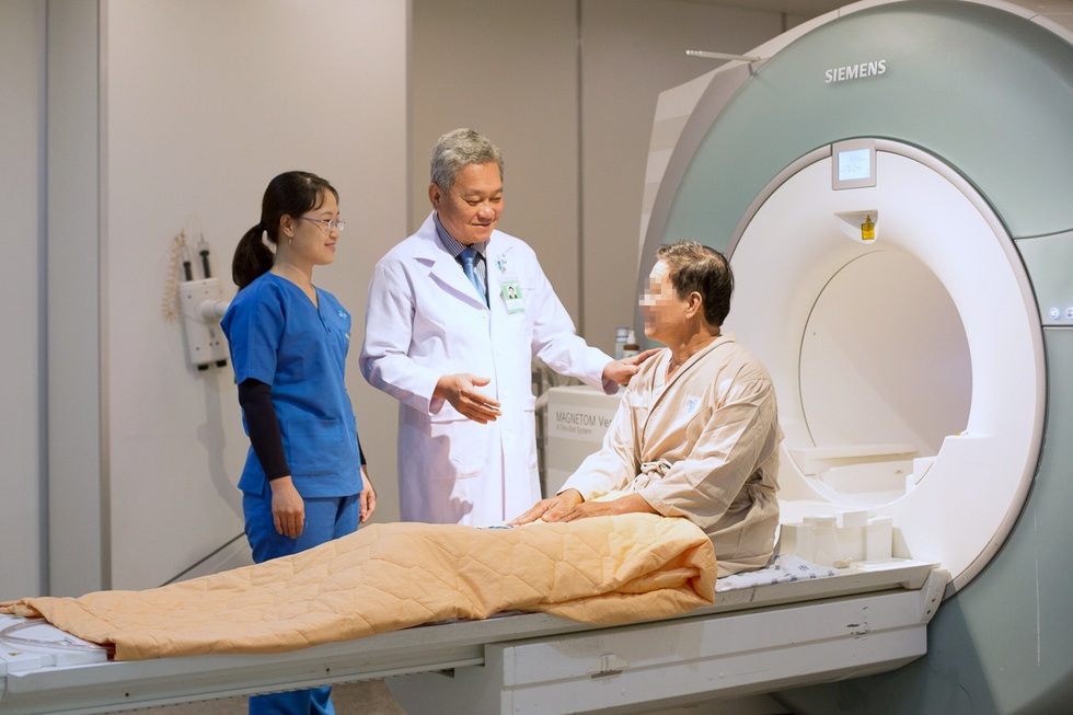 Tân Phó giáo sư y khoa tuổi 60 và nỗi lo bác sĩ bị trói mình vào máy móc - 5 Tân Phó giáo sư y khoa tuổi 60 và nỗi lo bác sĩ bị trói mình vào máy móc - 5