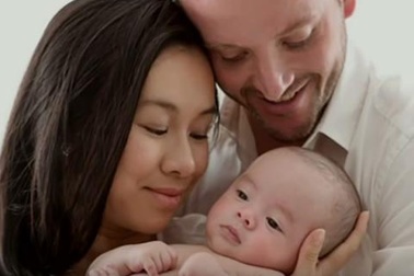 Cậu bé “già” nhất thế giới chào đời từ tinh trùng đông lạnh gần 23 năm