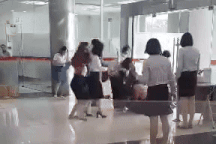 Khoảnh khắc người dân dùng áo đập ong, giải cứu 2 mẹ con bị đốt gần 100 nốt