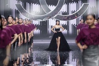 Thanh Hằng diện đầm cúp ngực, làm vedette show thời trang - 1