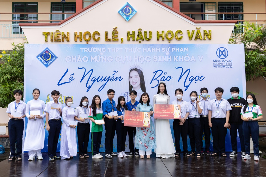 Á hậu cao nhất Việt Nam được người hâm mộ vây kín khi về quê - 3 Á hậu cao nhất Việt Nam được người hâm mộ vây kín khi về quê - 3