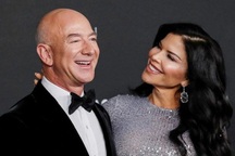 Bạn gái khoe loạt "ảnh độc" chưa từng được biết đến của ông chủ Amazon