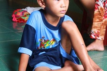 Cháu bé 10 tuổi bị mẹ kế bạo hành, không được tới trường 