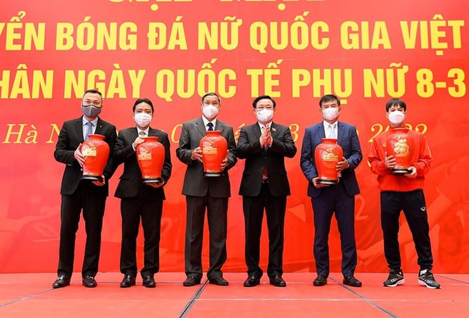 Chủ tịch Quốc hội Vương Đình Huệ tặng quà cho đại diện Đội tuyển bóng đá nữ Việt Nam, Huấn luyện viên Mai Đức Chung, đại diện lãnh đạo Bộ VHTT&DL, Liên đoàn Bóng đá Việt Nam.