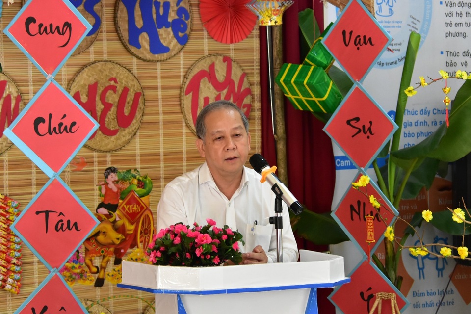 Chủ tịch UBND tỉnh cùng gói bánh chưng vui Tết với trẻ em khó khăn - 7 Chủ tịch UBND tỉnh cùng gói bánh chưng vui Tết với trẻ em khó khăn - 7