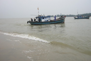 Một ngư dân mất tích vì lật thúng chai