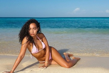 Ca sĩ Leigh-Anne Pinnock quyến rũ với áo tắm