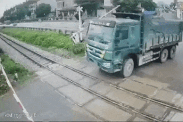 Nổi bật tuần qua: Xe tải tông gãy rào chắn, cố tình vượt qua đường sắt