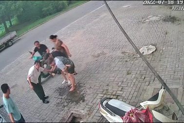 Bà nhảy vội xuống bể phốt chứa đầy chất thải để cứu cháu