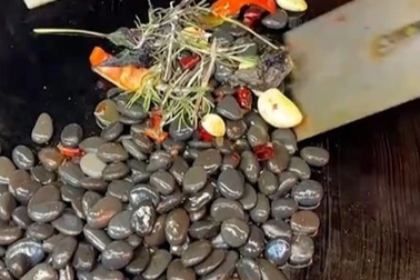 Đá cuội xào thành món ăn ở Trung Quốc, thực khách sửng sốt