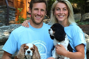 Julianne Hough đau buồn khi mất 2 cún cưng