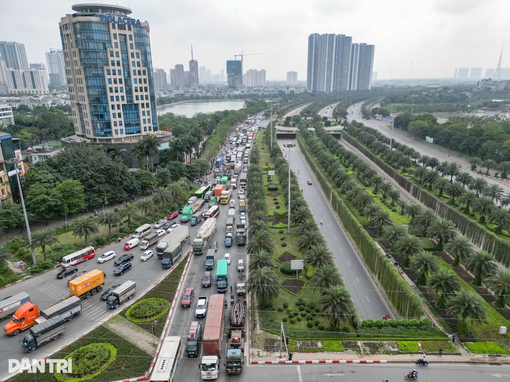 Người dân ùn ùn rời Hà Nội, bến xe chật kín người - 1 Người dân ùn ùn rời Hà Nội, bến xe chật kín người - 1