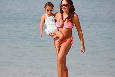 Con gái tỷ phú F1 Tamara Ecclestone đưa công chúa nhỏ đi biển