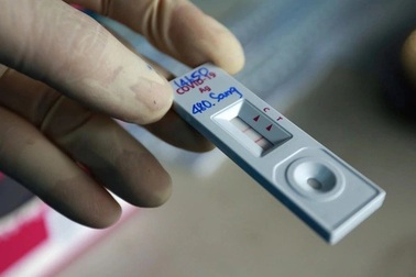 Có nên mua dụng cụ để tự test nhanh Covid-19 tại nhà?