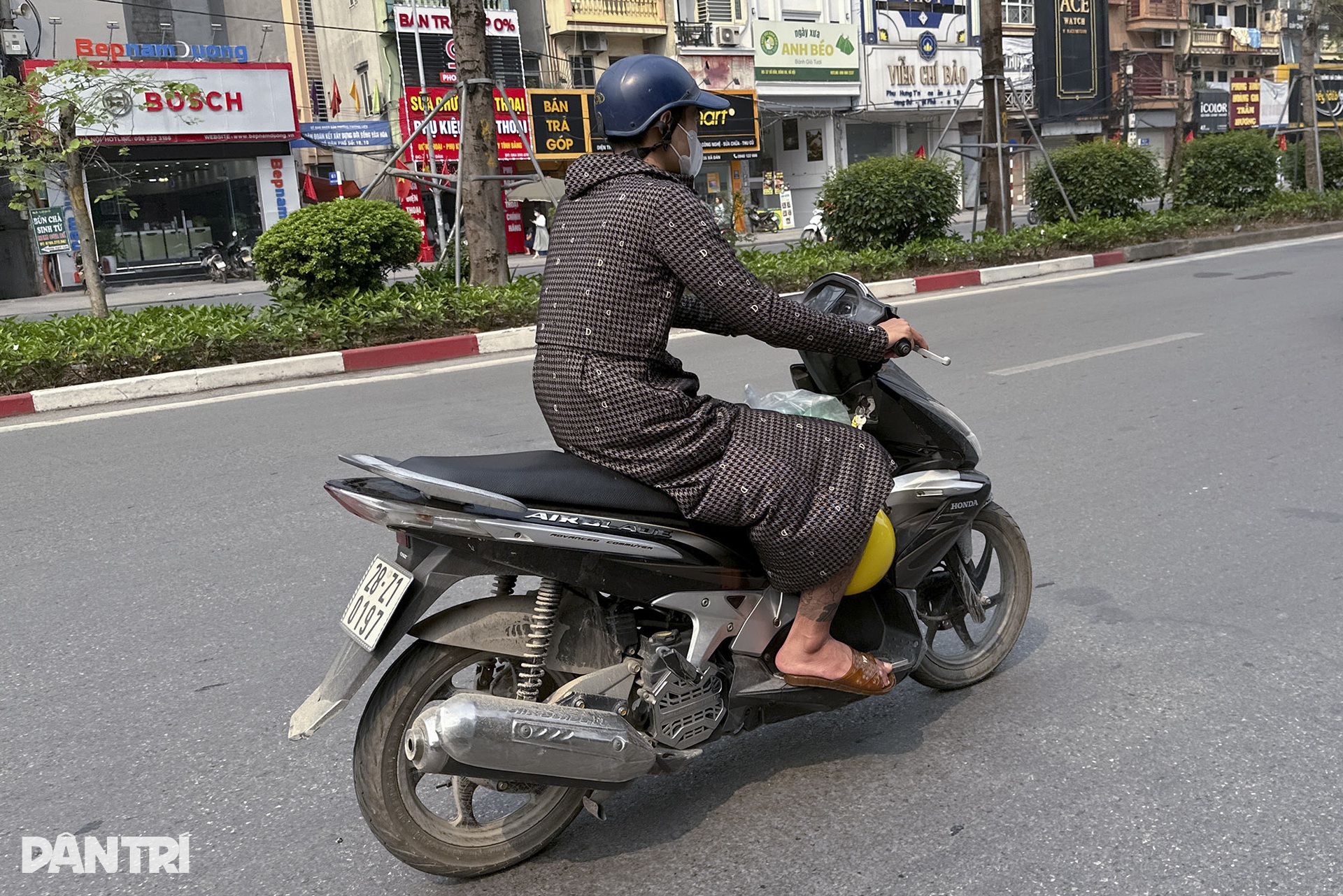 Nắng nóng đầu hè ở Hà Nội: Người dân ra đường kín mít như ninja - 6 Nắng nóng đầu hè ở Hà Nội: Người dân ra đường kín mít như ninja - 6
