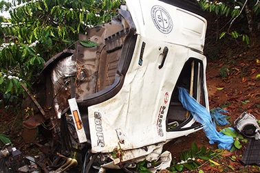 Xe bồn lao xuống vực, tài xế chết thảm