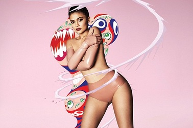 Kylie Jenner khoe thân táo bạo