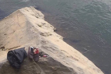 Để lại hộp quà, nam thanh niên nhảy sông tự vẫn