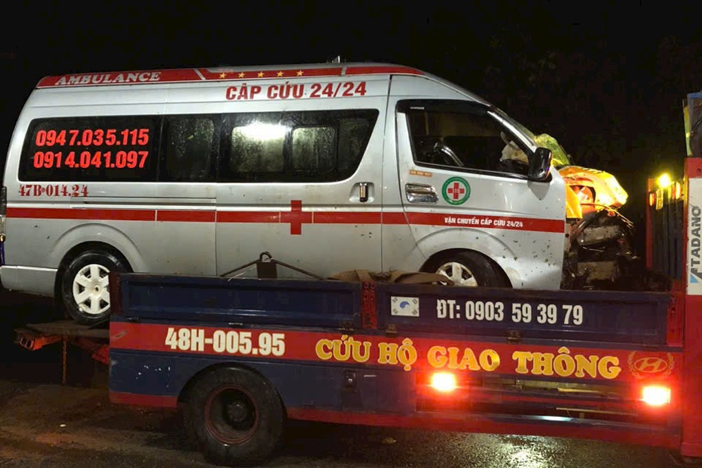 Xe cứu thương tự lật, bệnh nhi 1 tuổi tử vong - 1 Xe cứu thương tự lật, bệnh nhi 1 tuổi tử vong - 1