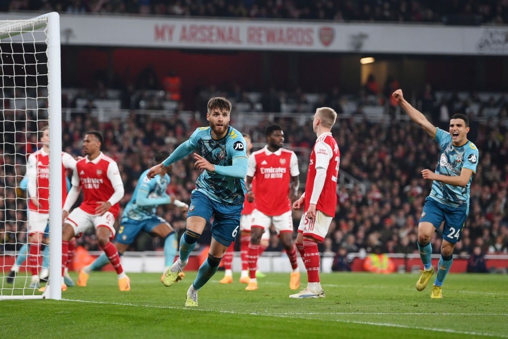 Arsenal may mắn thoát thua trước đội bét bảng Southampton - 3 Arsenal may mắn thoát thua trước đội bét bảng Southampton - 3