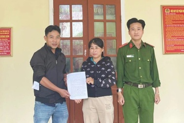 Người phụ nữ báo công an khi tài khoản nhận gần 900 triệu đồng