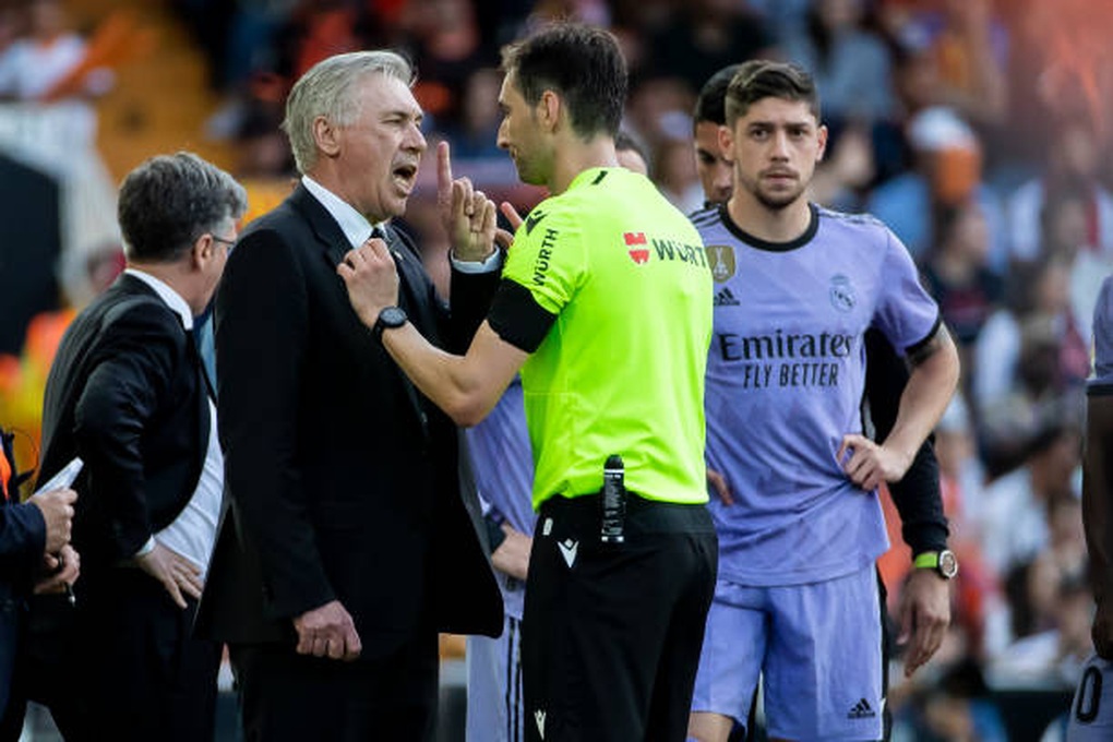 HLV Barcelona mỉa mai đồng nghiệp Ancelotti trước màn so tài kinh điển - 1 HLV Barcelona mỉa mai đồng nghiệp Ancelotti trước màn so tài kinh điển - 1