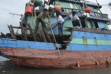Nửa ngày sinh tử của 15 thuyền viên tàu cá bị đâm chìm trên biển