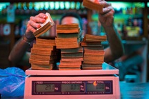 Siêu lạm phát khiến người Venezuela phải cân tiền
