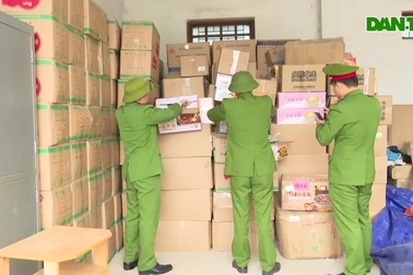 Video: Bắt xe container chở 4 tấn hàng không rõ nguồn gốc