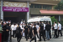 Xúc động hình ảnh nghệ sĩ nắm tay nhau hộ tống linh cữu danh hài Chí Tài