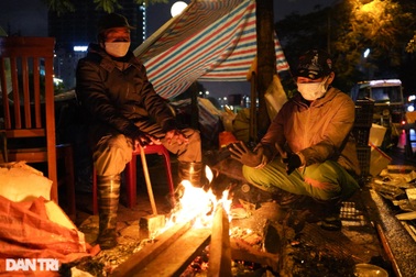 Người dân đốt lửa sưởi ấm, chật vật mưu sinh xuyên đêm trong mưa rét kỷ lục