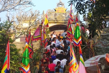 Nườm nượp người đi lễ đền Độc Cước