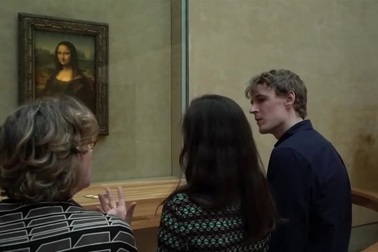 Cặp đôi hẹn hò lãng mạn trong bảo tàng Louvre