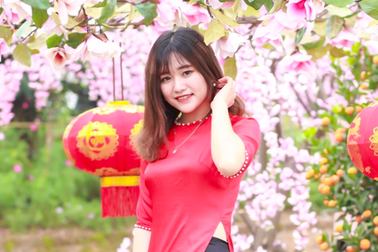 Thiếu nữ Tuyên Quang khoe sắc cùng đào Nhật Tân
